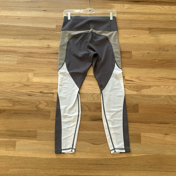 Athleta - Color block Salutation 7/8 tight - Picture 3 of 4